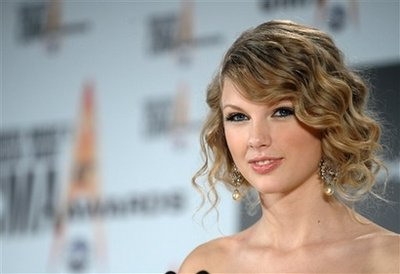 Taylor Swift thắng lớn tại giải thưởng âm nhạc đồng quê 